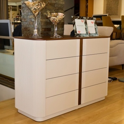 Móvel branco com tampo de madeira e decoração em copos de vidro