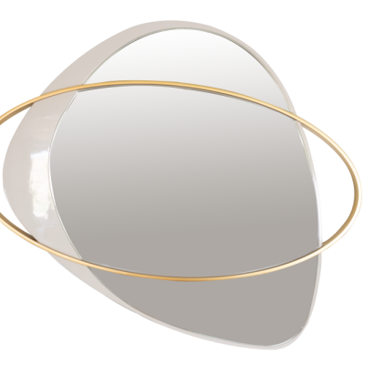 Espelho decorativo branco com aro dourado circular.