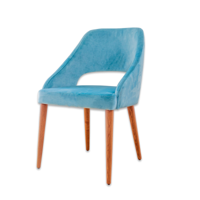Cadeira azul clara estofada com pernas de madeira