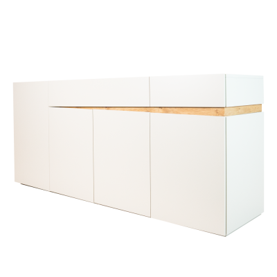 Móvel de arrumação branco com faixa em madeira clara e várias portas e gavetas