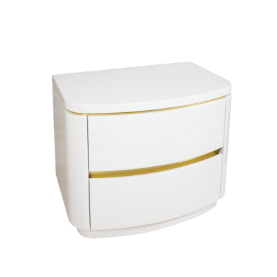 Mesa de cabeceira branca com duas gavetas curvas e puxadores dourados