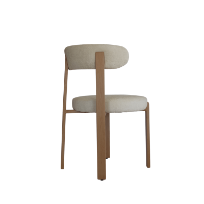 Cadeira com estrutura de madeira clara e assento e encosto estofados em tecido bege