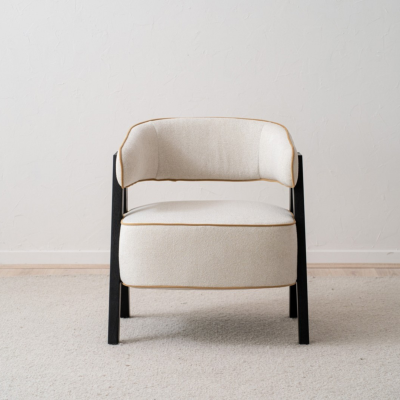 Cadeira estofada bege com moldura preta em ambiente minimalista