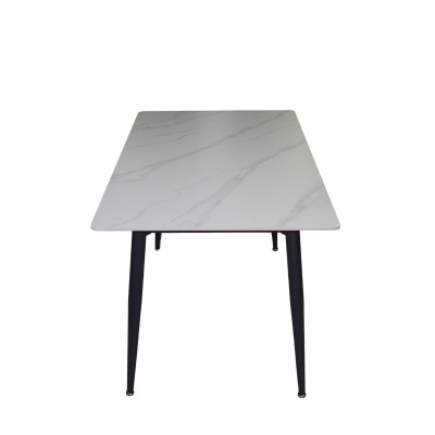 Mesa de jantar retangular com tampo branco imitação mármore e pernas pretas