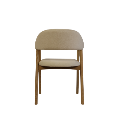Cadeira de madeira clara com estofos bege e encosto curvo