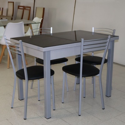 Conjunto de mesa e quatro cadeiras com tampo de vidro preto e estrutura metálica