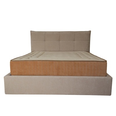 Cama com estrutura e cabeceira estofada bege com colchão grosso castanho e bege