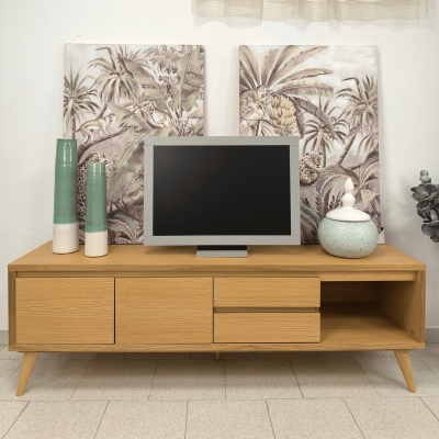 Móvel de TV em madeira clara com decoração tropical e cerâmicas