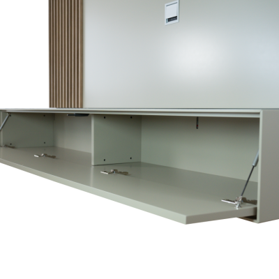 Móvel de parede cinzento claro com três compartimentos e portas de abrir para baixo