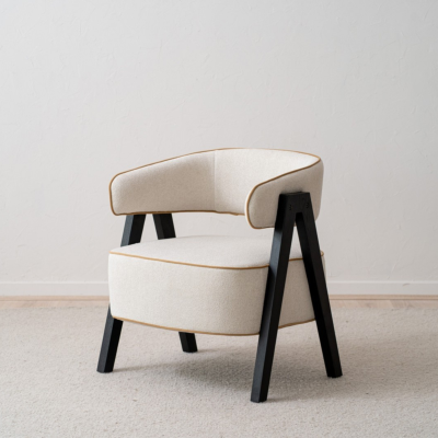 Cadeira estofada creme com estrutura preta numa sala clara