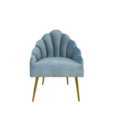 Cadeira azul claro em veludo com pernas douradas e encosto em formato de concha