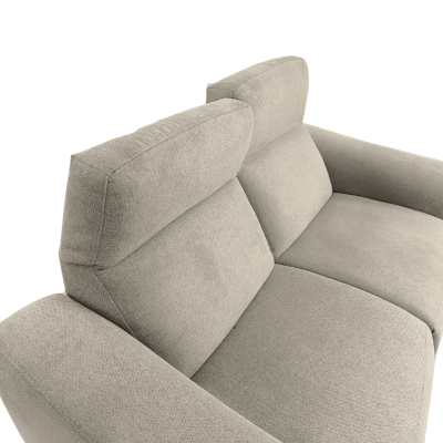 Sofá cinzento claro estofado com encostos altos