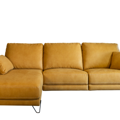 Sofá canto chaise longue amarelo mostarda com almofadas e pés pretos