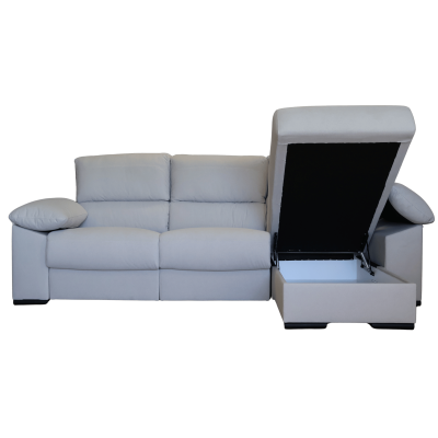 Sofá cinza claro com compartimento de armazenamento aberto no assento direito