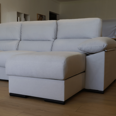 Sofá chaise longue cinza claro com pés pretos em sala com chão em madeira clara