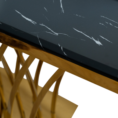 Mesa com tampo preto de mármore falso e estrutura dourada trançada