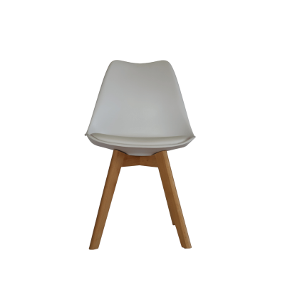 Cadeira de plástico branco com pernas em madeira clara