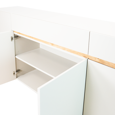 Móvel branco com portas abertas e detalhes em madeira clara