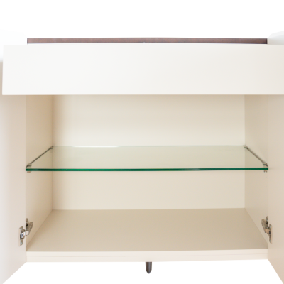 Armário de parede branco com portas abertas e prateleira de vidro