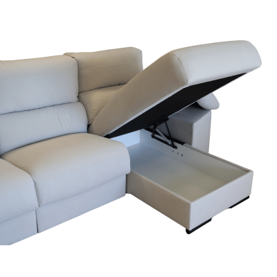 Sofá cinza claro com assento elevatório aberto mostrando espaço de arrumação