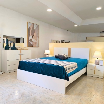 Quarto moderno com cama branca, roupa de cama azul e decoração minimalista.