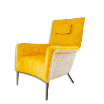 Poltrona amarela com laterais brancas estampadas e pernas metálicas