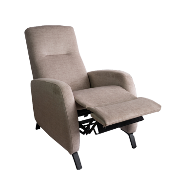 Poltrona reclinável estofada bege claro com apoio para os pés levantado