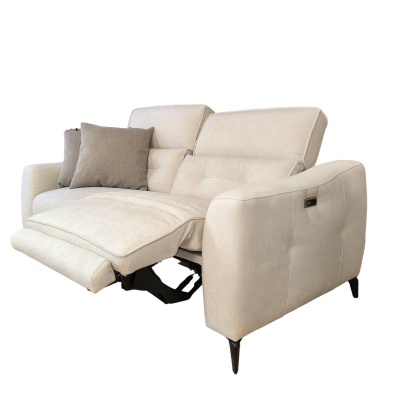 Sofá reclinável de tecido bege com almofadas cinza