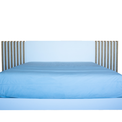 Cama moderna com estrutura branca e cabeceira em madeira clara com ripas verticais, colchão azul claro