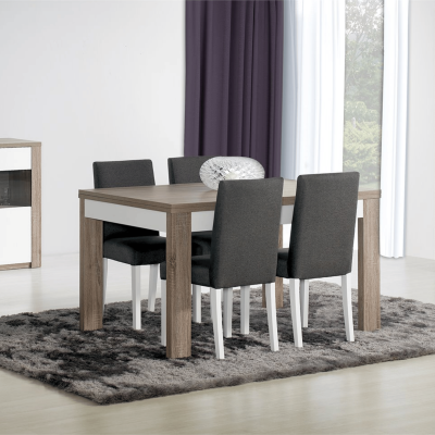 Mesa de jantar retangular em madeira com quatro cadeiras cinza e tapete cinza felpudo