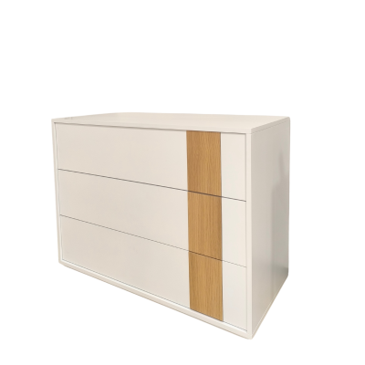 Cómoda branca com faixa vertical em madeira clara e três gavetas