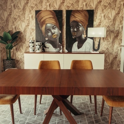 Mesa de madeira escura com seis cadeiras castanhas e fundo com quadros artísticos e papel de parede texturizado