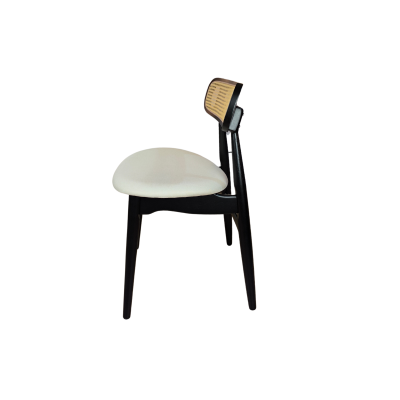 Cadeira de madeira preta com assento branco e encosto em ripas de madeira clara vista de perfil