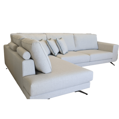 Sofá chaise longue cinzento claro em tecido com almofadas e pernas metálicas pretas