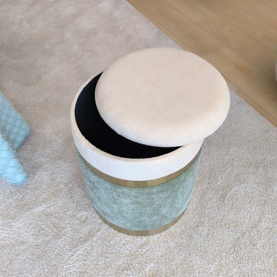 Pufe redondo verde menta e creme com tampa removível e detalhes dourados