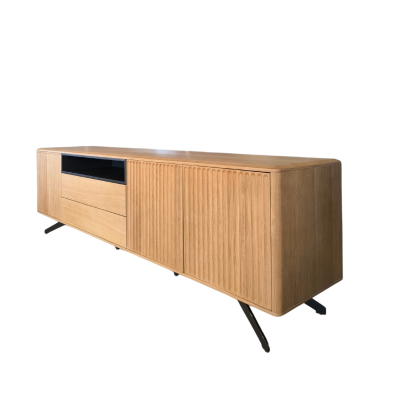 Móvel em madeira clara com detalhes pretos e pernas metálicas pretas sobre fundo branco