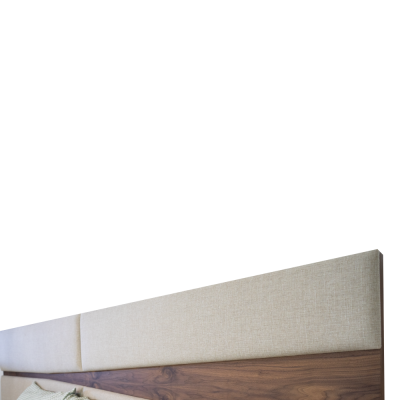 Cabeceira de cama bege com faixa de madeira escura e almofadas verdes