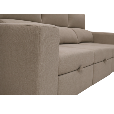 Sofá bege claro com três lugares e textura de trama fina