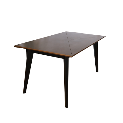 Mesa de madeira com tampo quadrado e pernas pretas