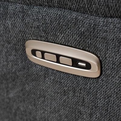 Painel de botões num sofá de tecido cinza escuro