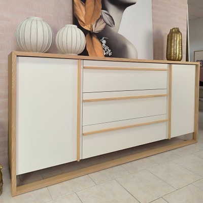 Aparador moderno em madeira com portas brancas e decoração com vasos