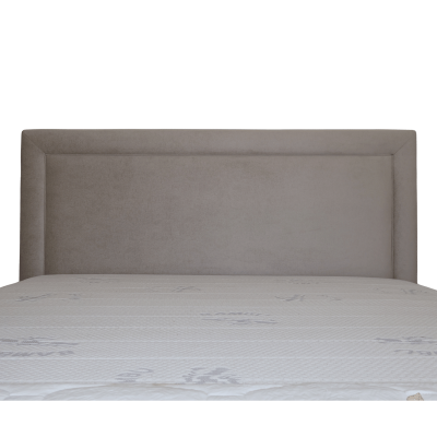Cabeceira de cama estofada cinza claro com colchão branco
