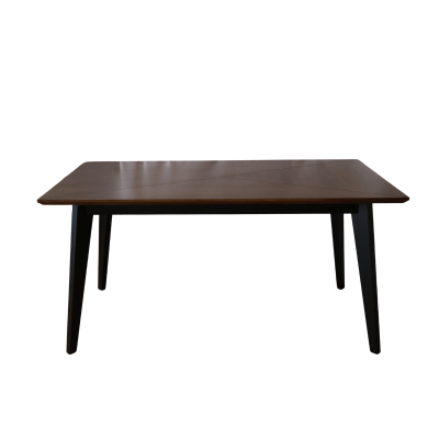 Mesa de jantar de madeira retangular com pernas pretas