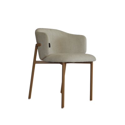 Cadeira estofada cinza claro com estrutura em madeira e etiqueta GARPE