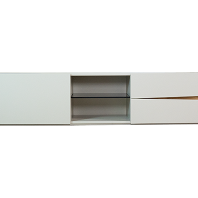 Móvel baixo em madeira branca com gavetas inclinadas e prateleira de vidro central