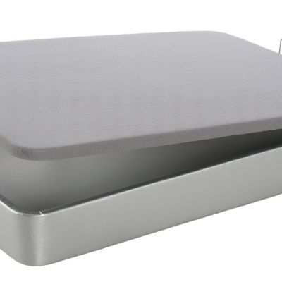 Cama de arrumação cinza claro com tampa levantada e estrutura retangular