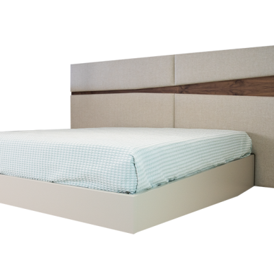 Cama de casal com estrutura bege, cabeceira estofada bege com faixa de madeira escura e colchão com lençol azul claro listrado