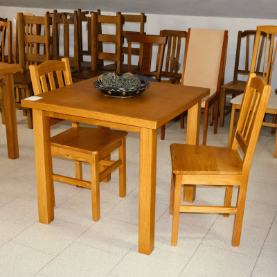 Conjunto de mesa quadrada de madeira clara com duas cadeiras em madeira do mesmo tom e bowl preto decorativo