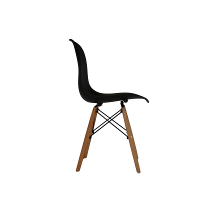 Cadeira de design moderno com assento preto e pernas de madeira