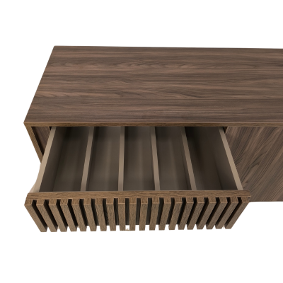 Móvel em madeira castanha com gaveta aberta e divisórias internas